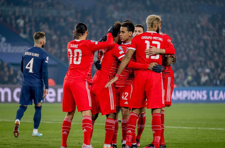 Các cầu thủ Bayern ăn mừng bàn thắng ghi được vào lưới PSG