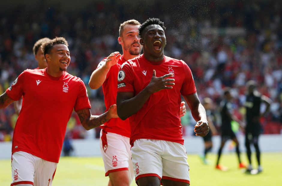 Các cầu thủ Nottm Forest cùng nhau ăn mừng bàn thắng