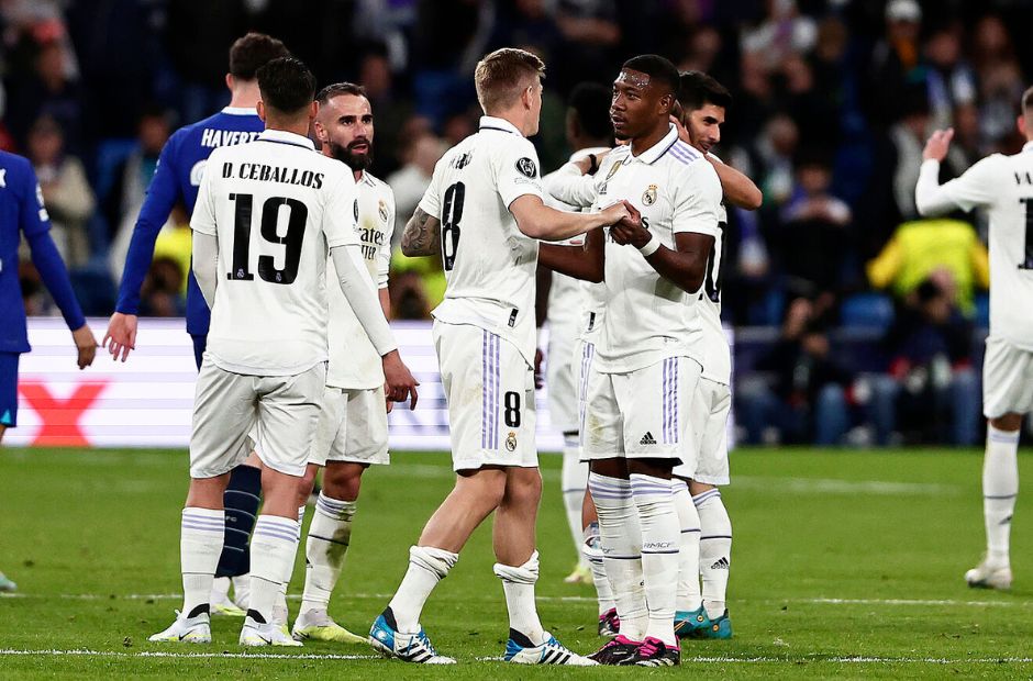 Các cầu thủ Real Madrid trong trang phục màu trắng ăn mừng sau chiến thắng Chelsea. 
