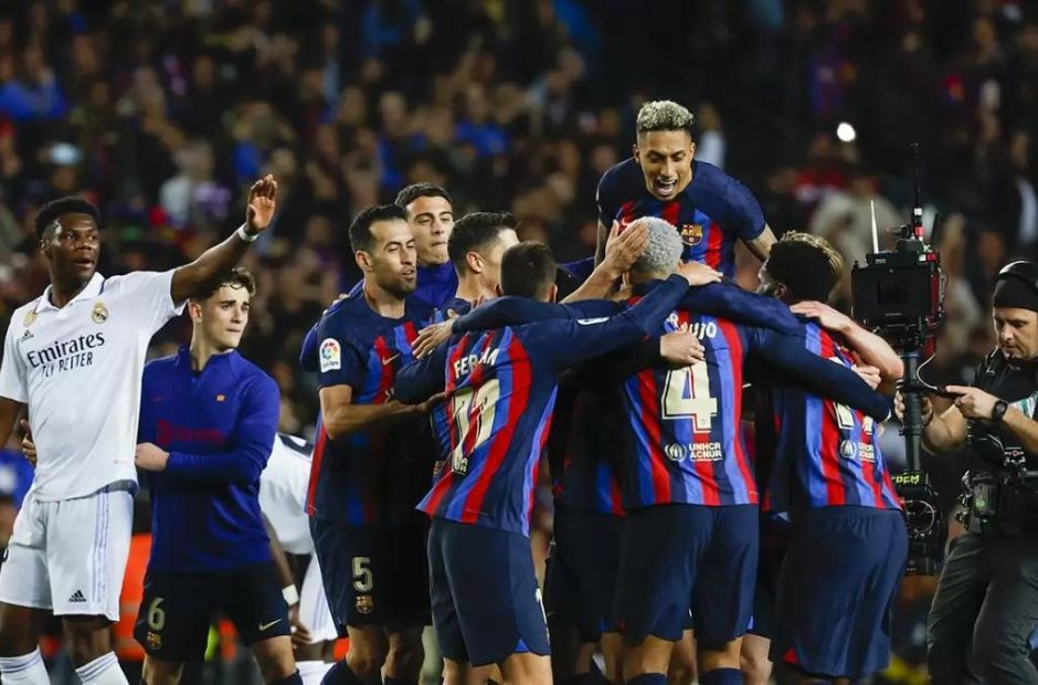 Các cầu thủ Barca ăn mừng chiến thắng trước Real Madrid 
