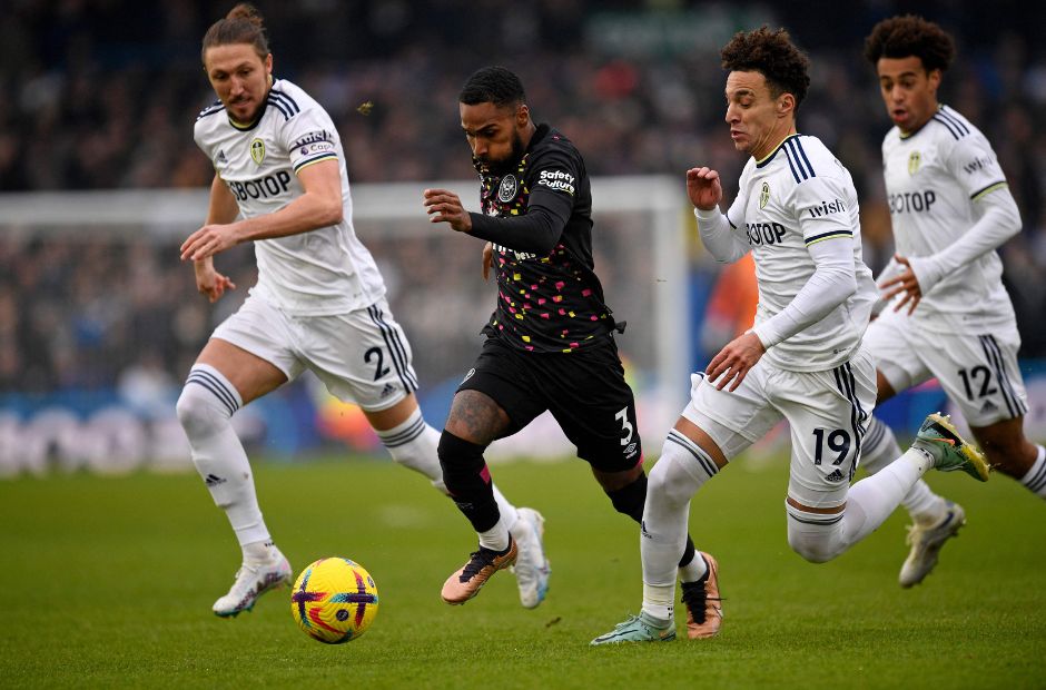 Các cầu thủ Leeds trong trang phục quần trắng áo trắng đang vây hãm 1 cầu thủ Brentford 
