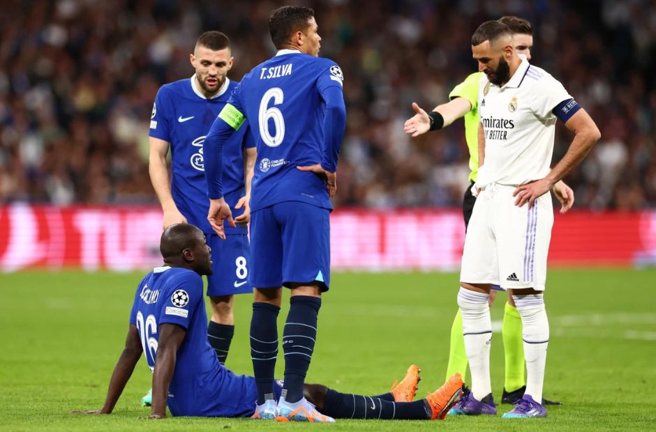 Danh sách bệnh binh của Chelsea sẽ có thêm Koulibaly người trong ảnh đang ngồi dưới sân  
